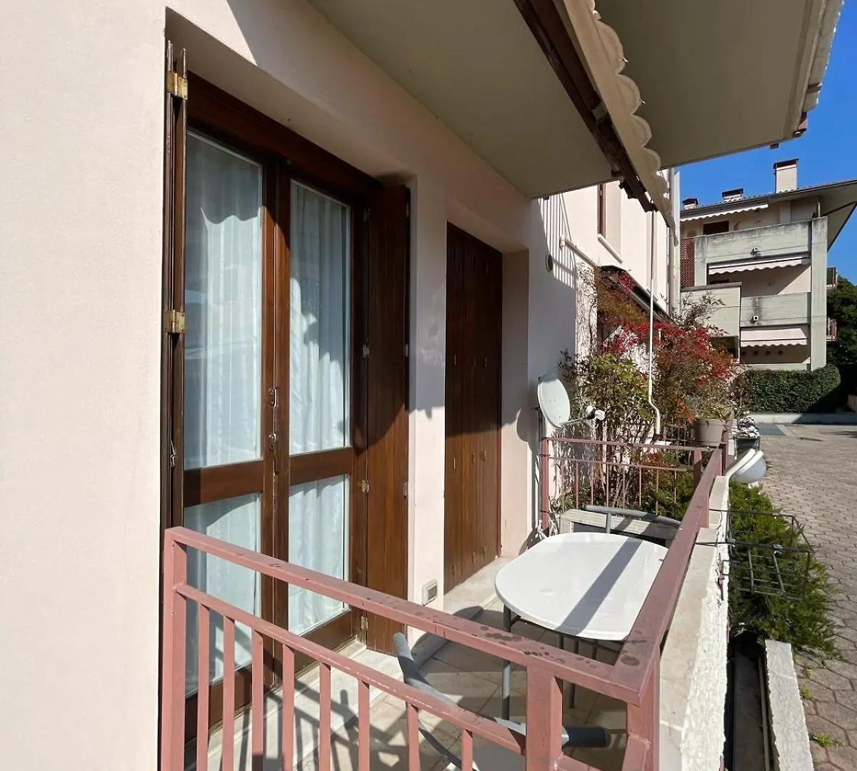 3V Ugo Whit Pool Apartment Bardolino 0*,  Italy